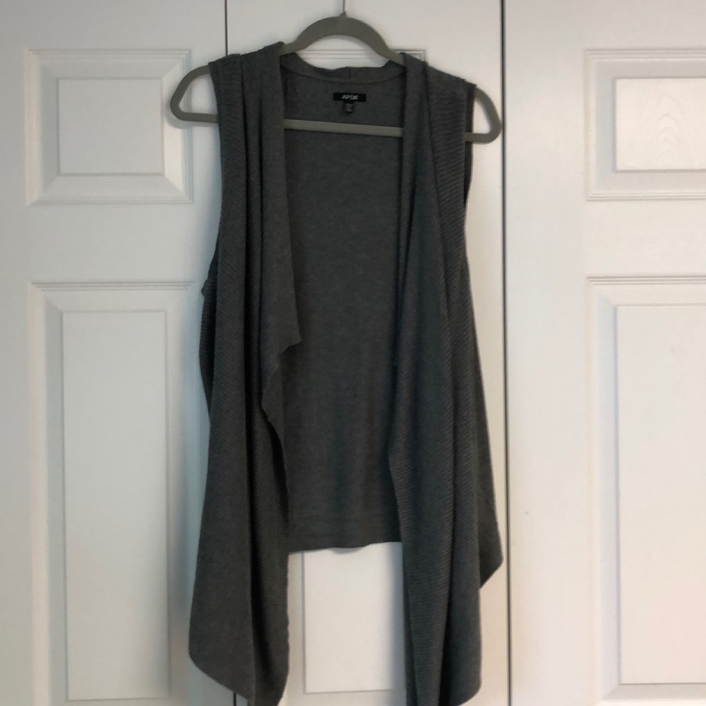 Super cute gray knit vest PXL